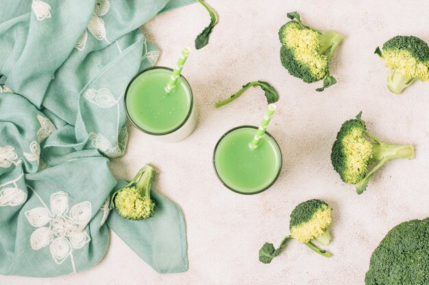 Plat leggen groene smoothies naast broccoli