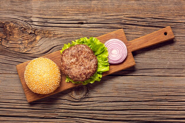 Plat leggen hamburger ingrediënten op een snijplank