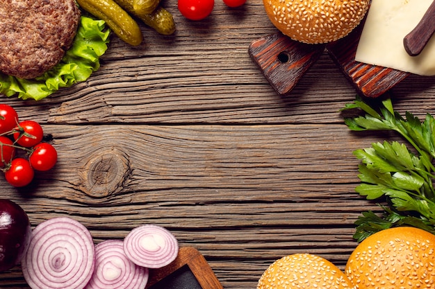 Plat leggen hamburger ingrediënten op houten tafel