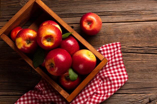 Plat leggen kist met rijpe appels op doek