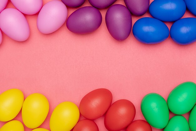 Plat leggen kleurrijke eieren voor Pasen
