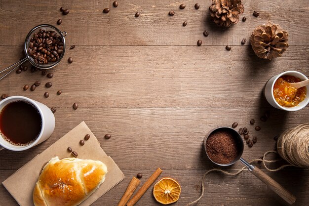 Plat leggen kopje koffie croissant en ingrediënten met kopie ruimte