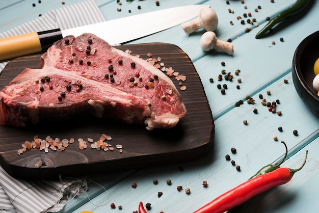 Plat leggen rauwe t-bone steak met peper