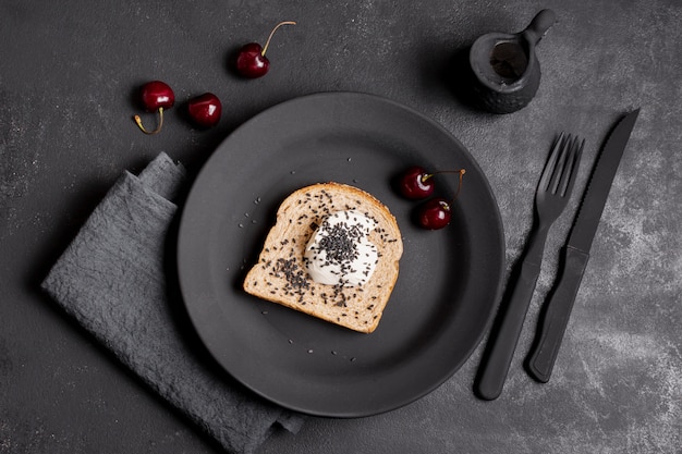 Plat leggen sneetje brood met room en rangschikking van kersen