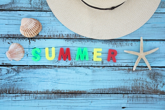 Gratis foto plat leggen vakantie accessoires met zomer letters