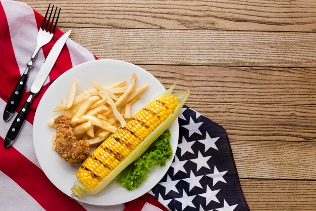 Plat leggen van Amerikaans eten met kopie ruimte