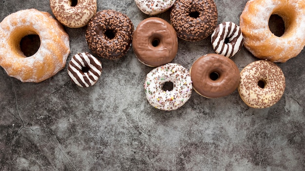 Plat leggen van assortiment donuts met kopie ruimte