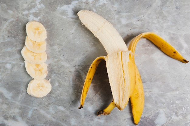 Plat leggen van banaan op marmeren achtergrond