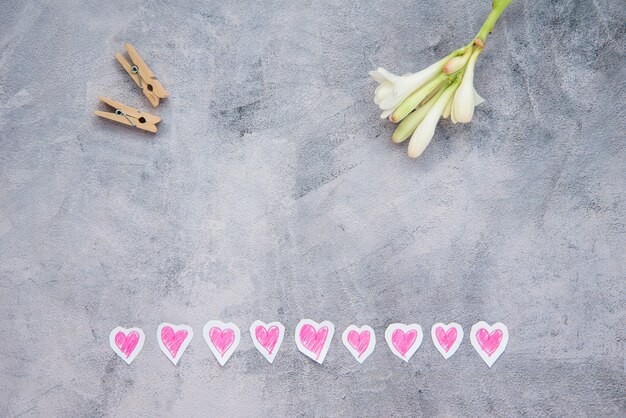 Plat leggen van bloemen, harten en houten smeekt