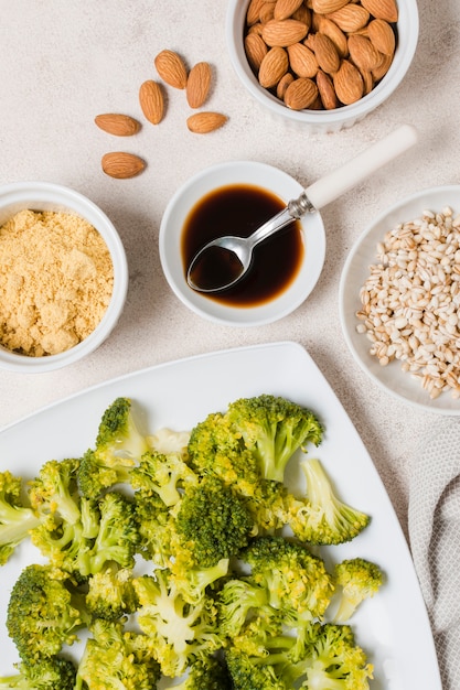 Plat leggen van broccoli op plaat met amandelen