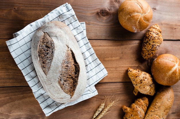 Plat leggen van brood op houten tafel