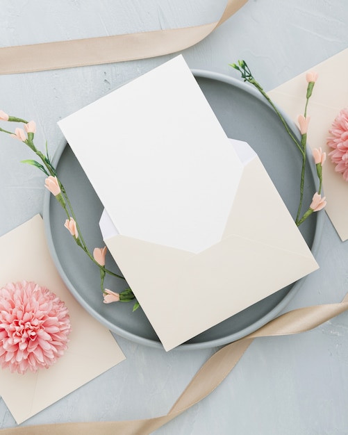 Plat leggen van bruiloft uitnodiging met kopie ruimte
