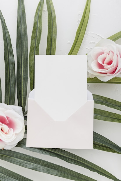 Gratis foto plat leggen van bruiloft uitnodiging met rozen