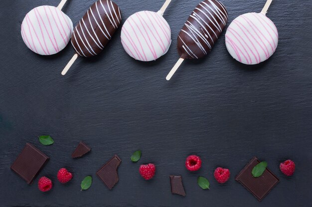 Plat leggen van chocolade en frambozen-ijs