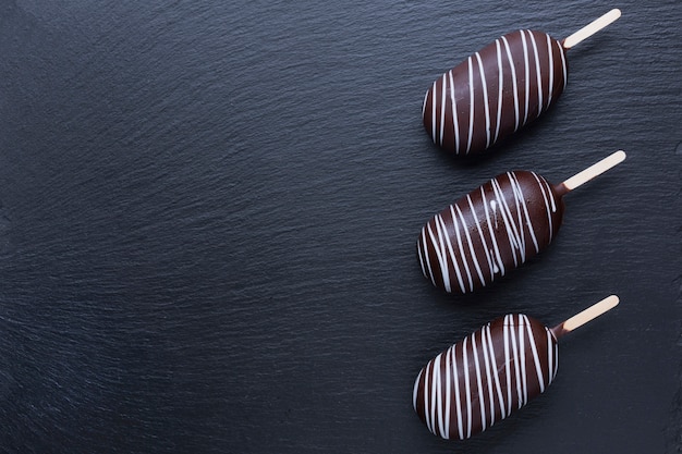 Plat leggen van chocolade-ijs en kopie ruimte