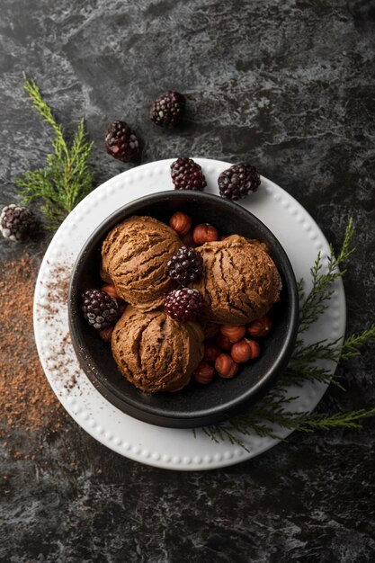 Gratis foto plat leggen van chocolade-ijs op bord