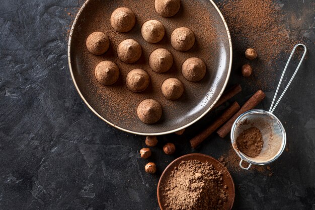 Plat leggen van chocoladesuikergoed met cacaopoeder en kaneelstokjes