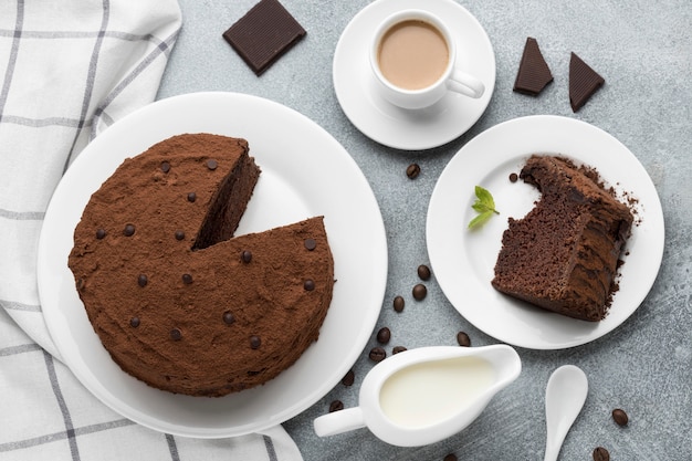 Gratis foto plat leggen van chocoladetaart met koffie