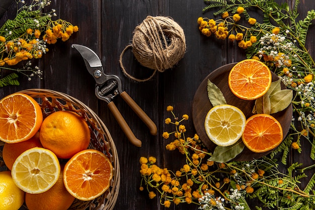 Plat leggen van citrusvruchten met touw en schaar