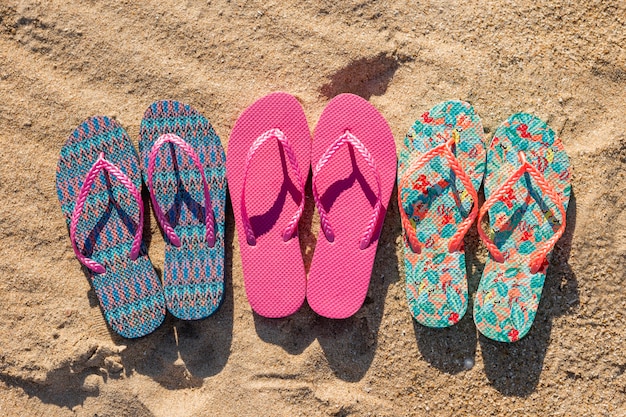 Plat leggen van drie paar flip-flops