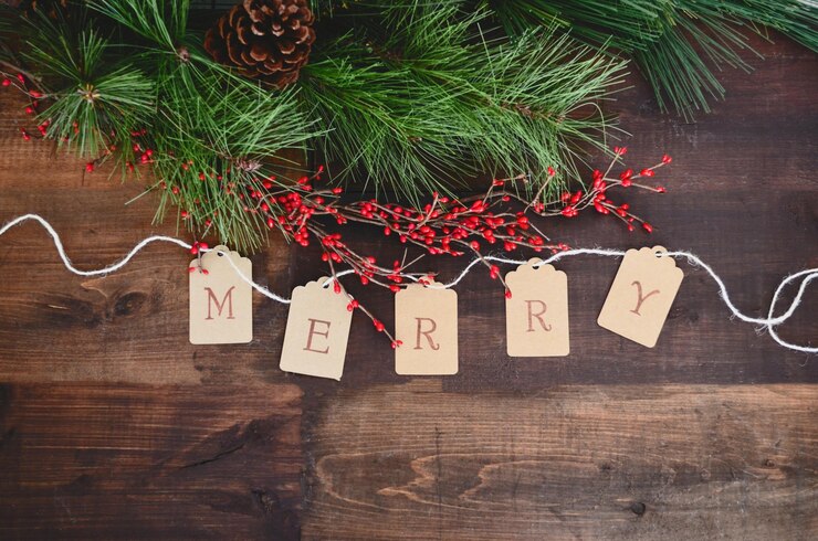 Gratis Foto plat leggen van een ornament met de tekst "merry" op een houten oppervlak