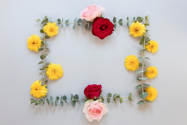 Plat leggen van een prachtig bloemenassortiment