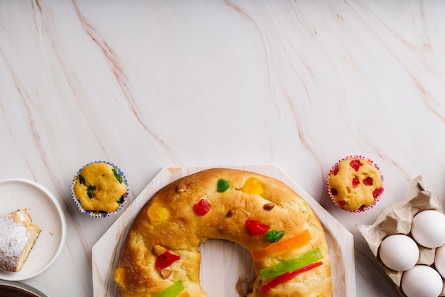 Gratis foto plat leggen van epiphany-dagdessert met ingrediënten en exemplaarruimte