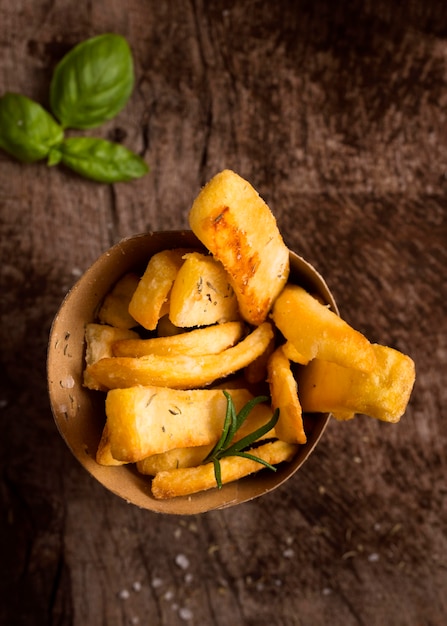 Plat leggen van Franse frietjes in kom met kruiden