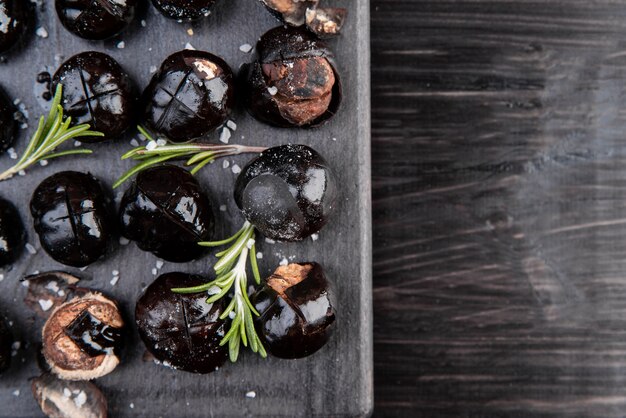 Plat leggen van gebakken kastanjes met kopie ruimte