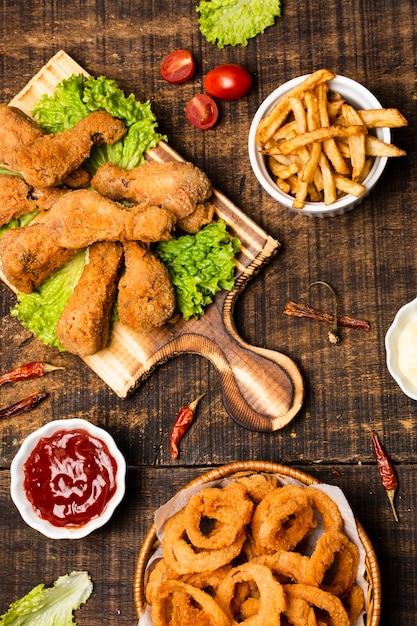 Plat leggen van gefrituurde drumsticks met frietjes