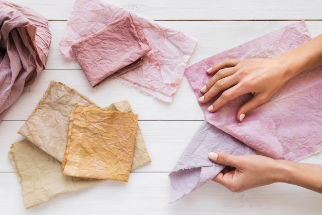 Plat leggen van gekleurde doeken met natuurlijke pigmenten