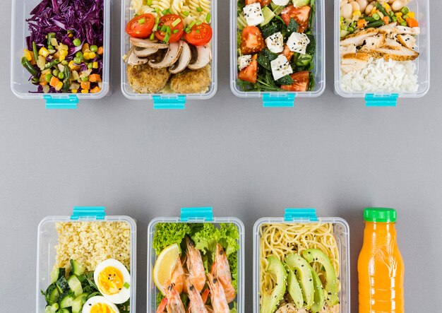 Plat leggen van georganiseerde plastic voedselcontainers bij maaltijden