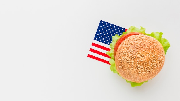 Plat leggen van hamburger met kopie ruimte en Amerikaanse vlag