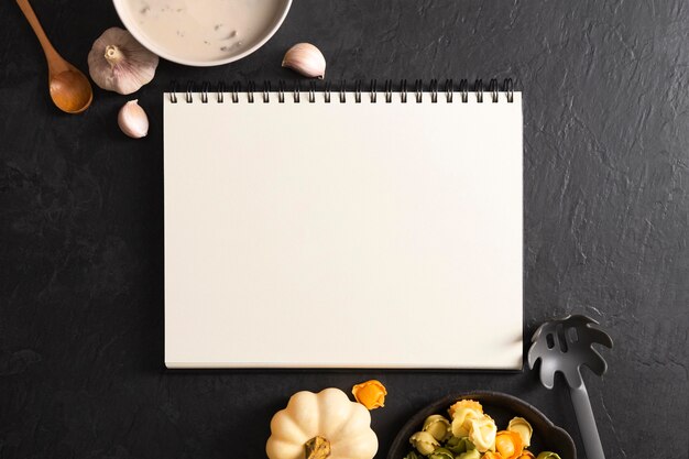 Plat leggen van heerlijk eten concept met kopie ruimte