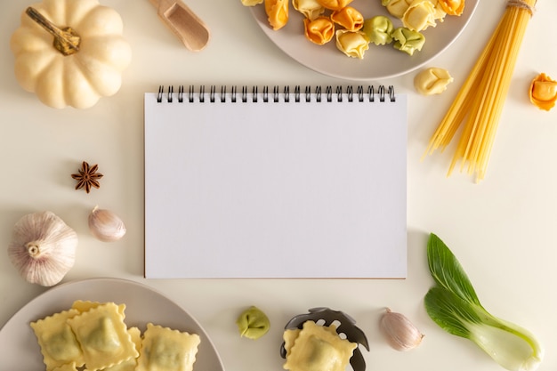 Plat leggen van heerlijk eten concept met kopie ruimte