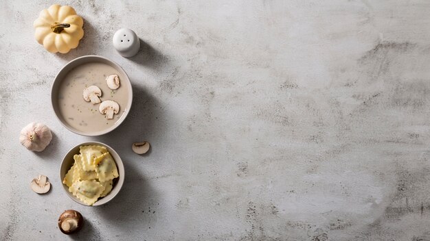 Plat leggen van heerlijk eten concept met kopie ruimte