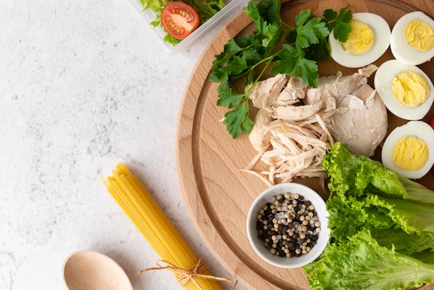 Plat leggen van heerlijk eten op plaat