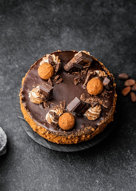 Plat leggen van heerlijke chocoladetaart op standaard