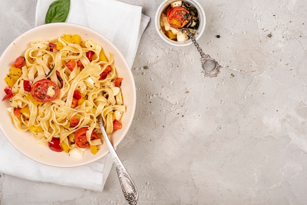 Plat leggen van heerlijke Italiaanse pasta met kopie ruimte