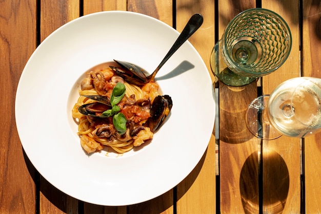 Plat leggen van heerlijke pasta op houten tafel