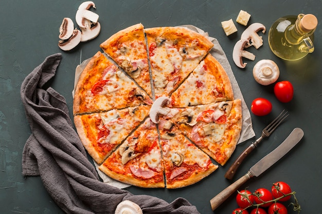 Gratis foto plat leggen van heerlijke pizza met champignons