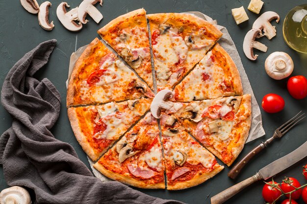 Plat leggen van heerlijke pizza met champignons