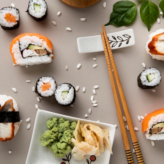 Gratis foto plat leggen van heerlijke sushi met kopie ruimte