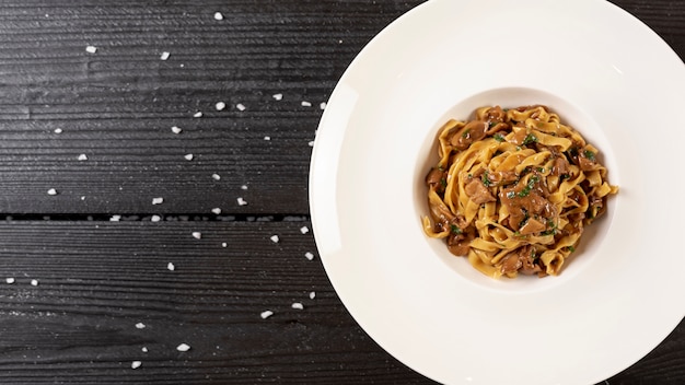 Plat leggen van heerlijke tagliatelle pasta met kopie ruimte