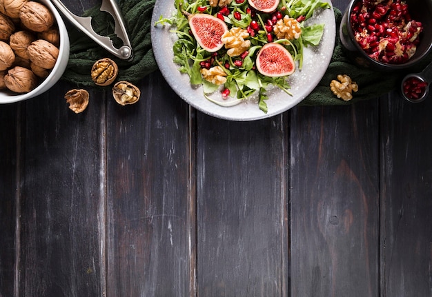 Gratis foto plat leggen van herfst vijgen salade op plaat met kopie ruimte en walnoten