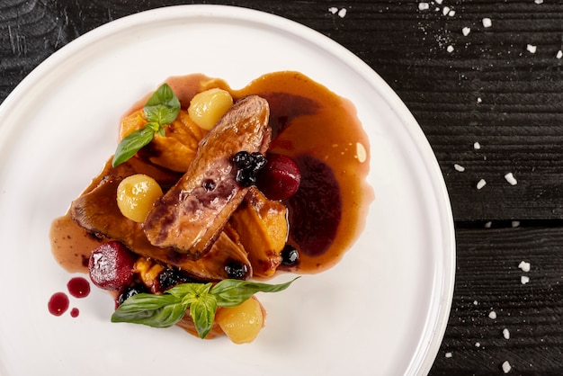 Plat leggen van Italiaans eten op houten tafel