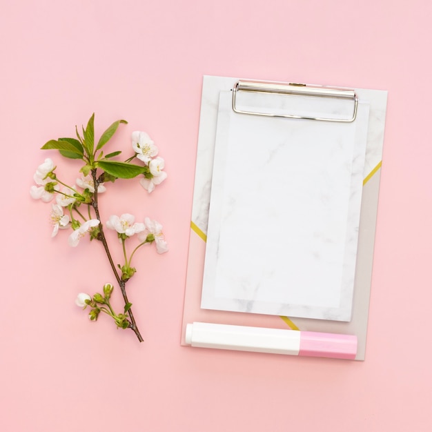 Gratis foto plat leggen van kantoor kladblok met bloemen