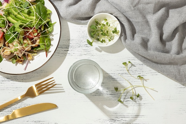 Plat leggen van keto-dieetvoeding met een salade met kip en spruiten