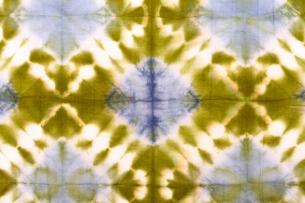 Plat leggen van kleurrijk tie-dye textiel