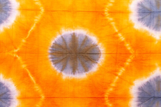 Plat leggen van kleurrijk tie-dye textiel